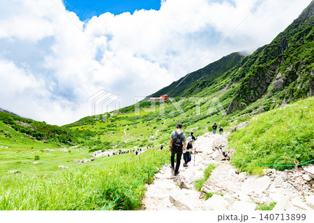 千畳敷カールの絶景　登山道から見下ろす眺望と登山者 140713899