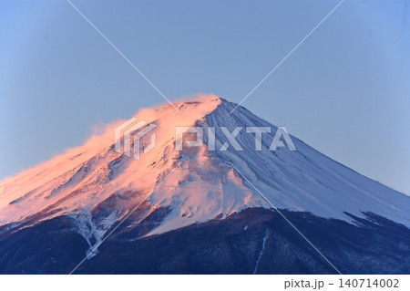 森林限界まで真っ白に冠雪した富士山に朝日が当たり雪煙をあげて輝く富士山頂 森林限界まで真っ白に冠雪した富士山に朝日が当たり雪煙をあげて輝く富士山頂 140714002