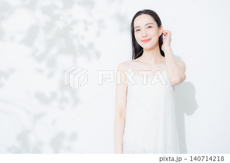 日差しを浴びる女性 日差しを浴びる女性 140714218