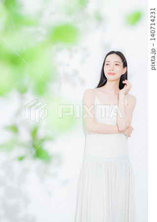 日差しを浴びる女性 日差しを浴びる女性 140714231