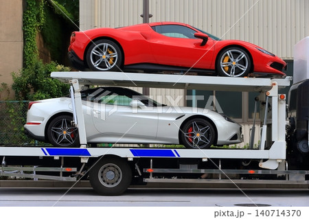スポーツカーを積んだキャリアカー(2台積み) スポーツカーを積んだキャリアカー(2台積み) 140714370