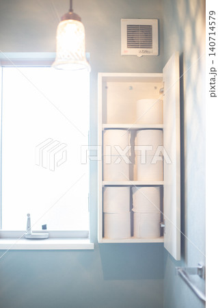 トイレの収納棚とトイレットペーパーのある清潔なトイレ空間 トイレの収納棚とトイレットペーパーのある清潔なトイレ空間 140714579