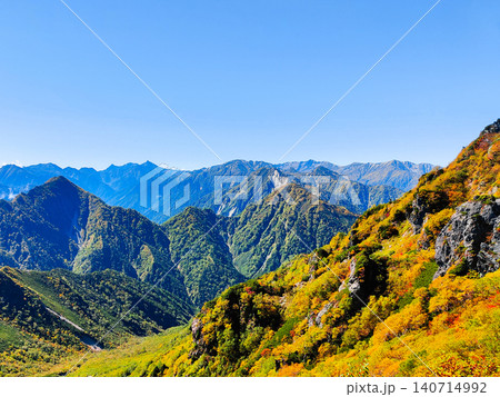 秋の針ノ木岳・蓮華岳登山(針ノ木峠から槍ヶ岳方面の眺め) 秋の針ノ木岳・蓮華岳登山(針ノ木峠から槍ヶ岳方面の眺め) 140714992