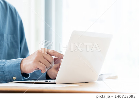 パソコンで作業する男性の手元 140715095