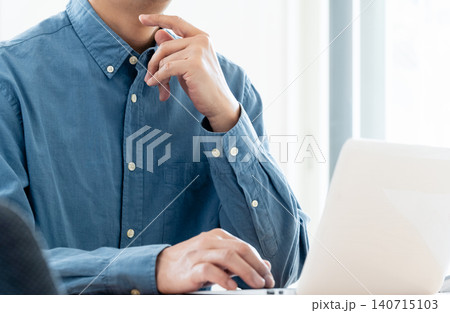 パソコンで作業する男性の手元 パソコンで作業する男性の手元 140715103
