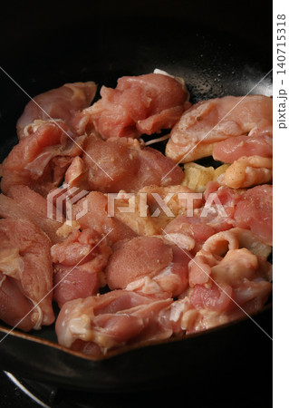 鳥もも肉を焼いている様子 鳥もも肉を焼いている様子 140715318