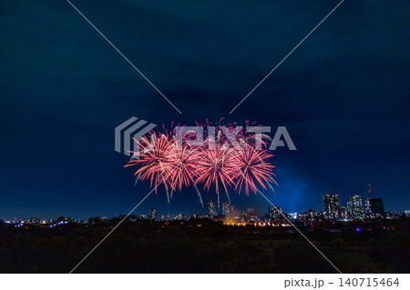 夜空に広がる華やかなスターマイン 140715464