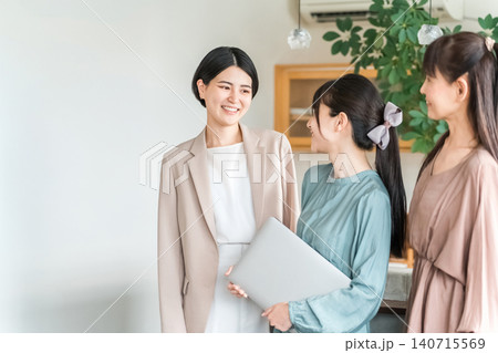 私服でパソコンを持つビジネスウーマン・デザイナー・働く女性(服装自由) 私服でパソコンを持つビジネスウーマン・デザイナー・働く女性(服装自由) 140715569