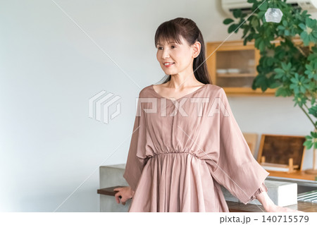 キッチン,ダイニングにいる中高年のビジネスウーマン キッチン,ダイニングにいる中高年のビジネスウーマン 140715579
