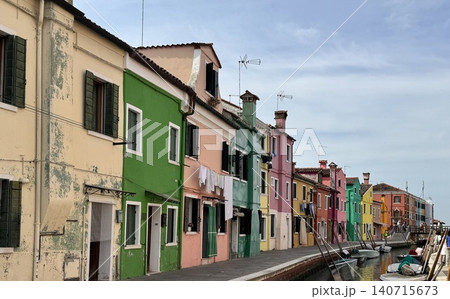 イタリア ヴェネツィア ブラーノ島の運河沿いに並ぶカラフルな家々とボート イタリア ヴェネツィア ブラーノ島の運河沿いに並ぶカラフルな家々とボート 140715673