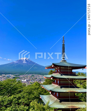 五重塔と富士山・新倉山浅間公園(山梨県・富士吉田市) 五重塔と富士山・新倉山浅間公園(山梨県・富士吉田市) 140715718