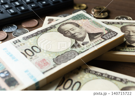 お金　札束と計算機 140715722