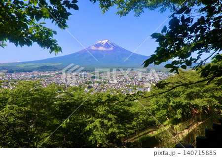 市街地と富士山・新倉山浅間公園(山梨県・富士吉田市) 市街地と富士山・新倉山浅間公園(山梨県・富士吉田市) 140715885