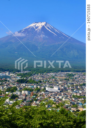 市街地と富士山・新倉山浅間公園(山梨県・富士吉田市) 市街地と富士山・新倉山浅間公園(山梨県・富士吉田市) 140715888