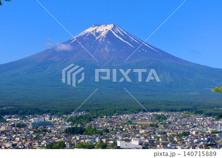 市街地と富士山・新倉山浅間公園（山梨県・富士吉田市） 140715889