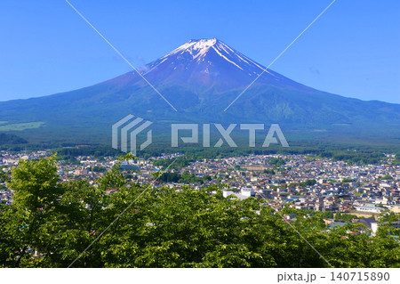 市街地と富士山・新倉山浅間公園（山梨県・富士吉田市） 140715890