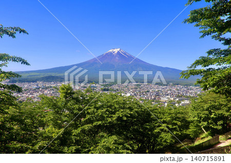市街地と富士山・新倉山浅間公園（山梨県・富士吉田市） 140715891