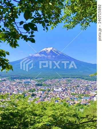 市街地と富士山・新倉山浅間公園(山梨県・富士吉田市) 市街地と富士山・新倉山浅間公園(山梨県・富士吉田市) 140715892