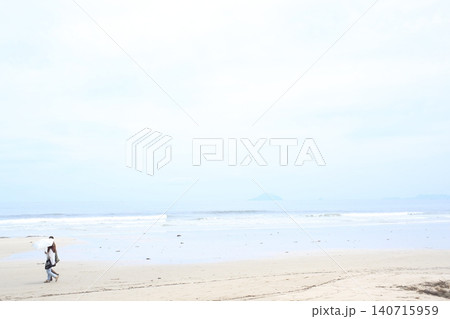 浜辺を歩く 140715959
