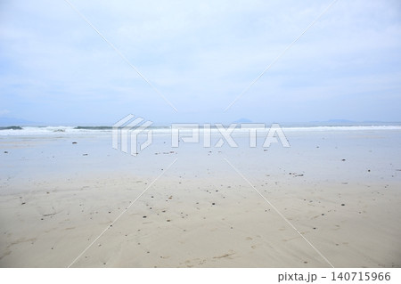砂浜に打ち寄せる波 砂浜に打ち寄せる波 140715966