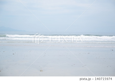 砂浜に打ち寄せる波 140715974