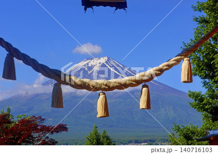 鳥居越しの富士山・新倉山浅間公園(山梨県・富士吉田市) 鳥居越しの富士山・新倉山浅間公園(山梨県・富士吉田市) 140716103