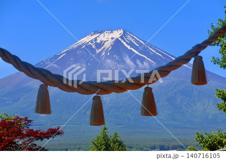 鳥居越しの富士山・新倉山浅間公園（山梨県・富士吉田市） 140716105