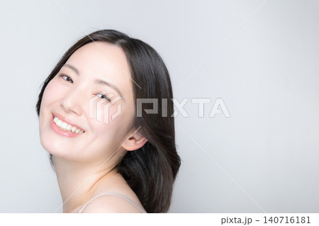 笑顔で風になびく美しい女性 素肌と艶やかな髪が印象的な美容ビューティーポートレート カメラ目線笑顔 笑顔で風になびく美しい女性 素肌と艶やかな髪が印象的な美容ビューティーポートレート カメラ目線笑顔 140716181
