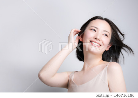 笑顔で風になびく美しい女性 素肌と艶やかな髪が印象的な美容ビューティーポートレート　カメラ目線笑顔 140716186