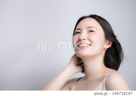 笑顔で風になびく美しい女性 素肌と艶やかな髪が印象的な美容ビューティーポートレート カメラ目線笑顔 笑顔で風になびく美しい女性 素肌と艶やかな髪が印象的な美容ビューティーポートレート カメラ目線笑顔 140716187