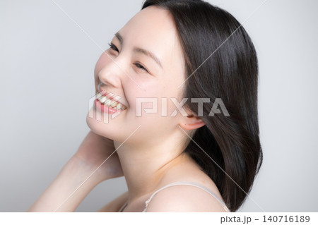笑顔で風になびく美しい女性 素肌と艶やかな髪が印象的な美容ビューティーポートレート　笑顔の横顔 140716189