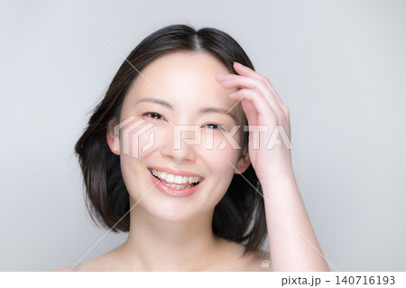 笑顔で風になびく美しい女性 素肌と艶やかな髪が印象的な美容ビューティーポートレート カメラ目線の笑顔 笑顔で風になびく美しい女性 素肌と艶やかな髪が印象的な美容ビューティーポートレート カメラ目線の笑顔 140716193