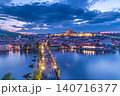 チェコ・プラハ歴史地区の夜景 ライトアップされたプラハ城とカレル橋 140716377