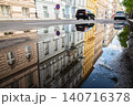 プラハの美しい歴史的建築と水面のリフレクション・ローアングルから望む街角 140716378