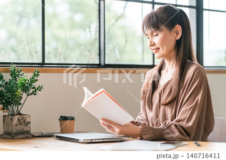 コーヒーを飲みながら読書・本を読む女性(自分時間・ミータイム・カフェ・家) コーヒーを飲みながら読書・本を読む女性(自分時間・ミータイム・カフェ・家) 140716411