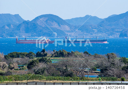 三浦半島から眺める東京湾と千葉県と船 140716458