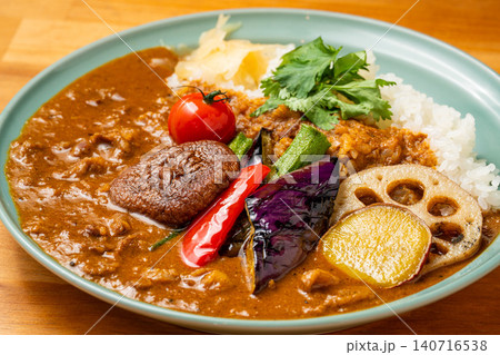 彩り豊かな素揚げ野菜を添えた、こだわりの特製スパイスカレーライス 彩り豊かな素揚げ野菜を添えた、こだわりの特製スパイスカレーライス 140716538
