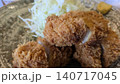 サクサク衣のジューシーなロースカツのアップ 140717045