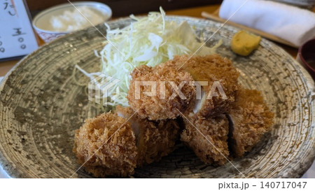 キャベツとご飯が付いたとんかつ定食 キャベツとご飯が付いたとんかつ定食 140717047