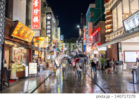 雨に濡れた横浜中華街の夜景 雨に濡れた横浜中華街の夜景 140717270