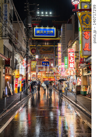 雨に濡れた横浜中華街の夜景 雨に濡れた横浜中華街の夜景 140717299