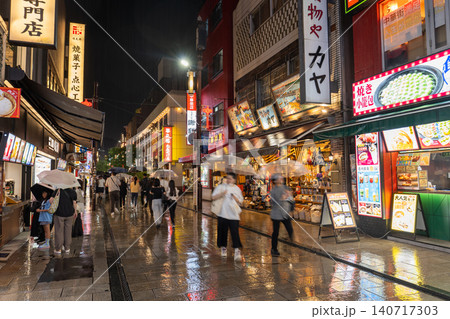 雨に濡れた横浜中華街の夜景 雨に濡れた横浜中華街の夜景 140717303