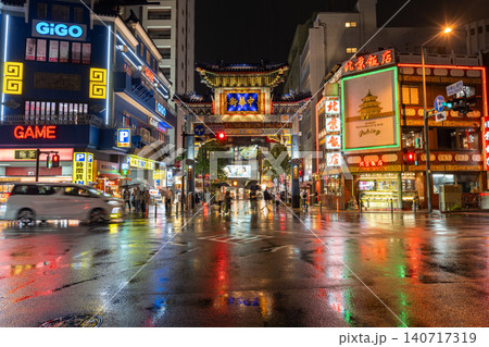 雨に濡れた横浜中華街の夜景 140717319