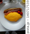 ベーコンを添えたホテル朝食のオムレツプレート 140717539