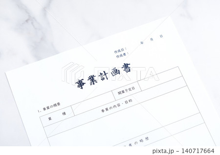 新規事業の立ち上げに先立ち、事業計画書を作成するイメージ 140717664