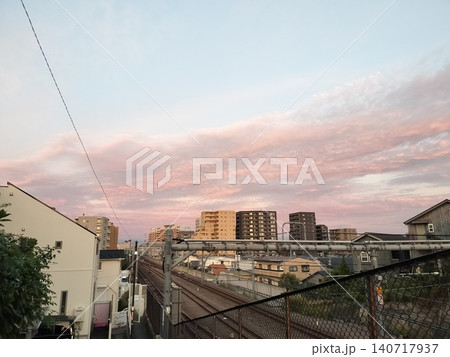 夕暮れに染まる都市の線路風景 140717937