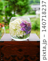 和風の棚の上でガラスの器に飾られた紫陽花の水中花。 140718237