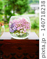 和風の棚の上でガラスの器に飾られた紫陽花の水中花。 140718238
