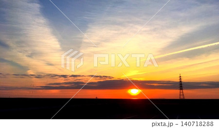夕暮れの通信塔と広い空　テクノロジー・通信・インフラ・背景素材に 140718288