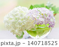 ガラスの器に飾られている可愛い紫陽花。白いアナベルとピンクの万華鏡 140718525